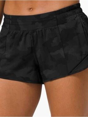 Lululemon Hotty Hot 2.5 in shorts